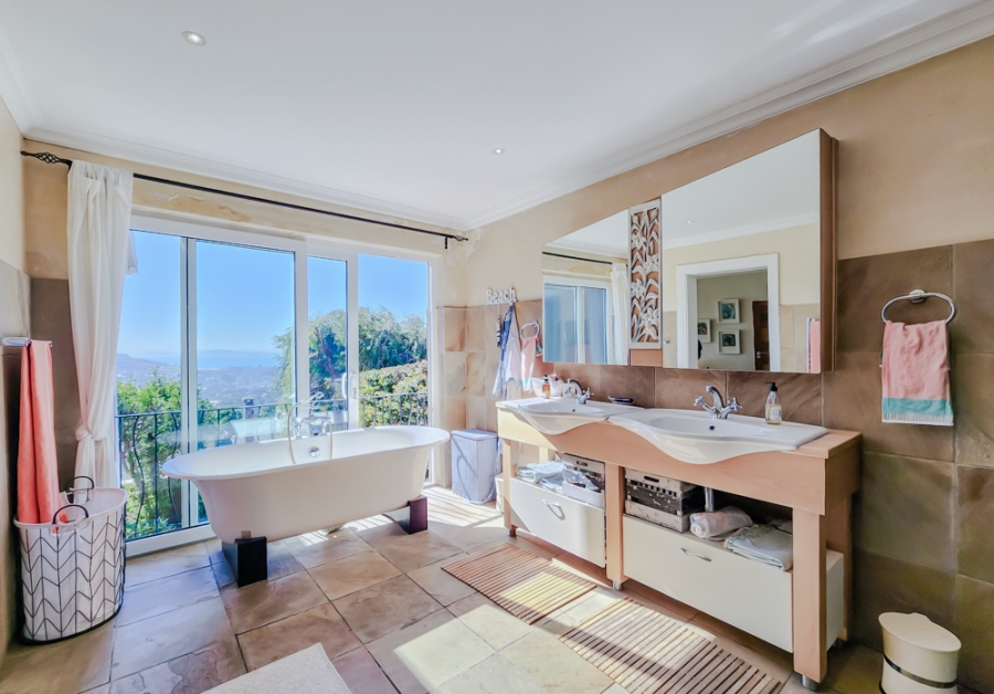 4 Bedroom Property for Sale in Oranjezicht Western Cape